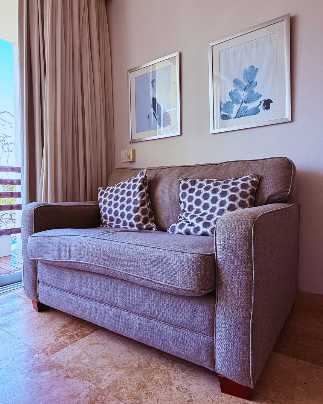 Cozy living space with a comfortable sofa in a fully furnished long-term rental apartment in Playa del Carmen.