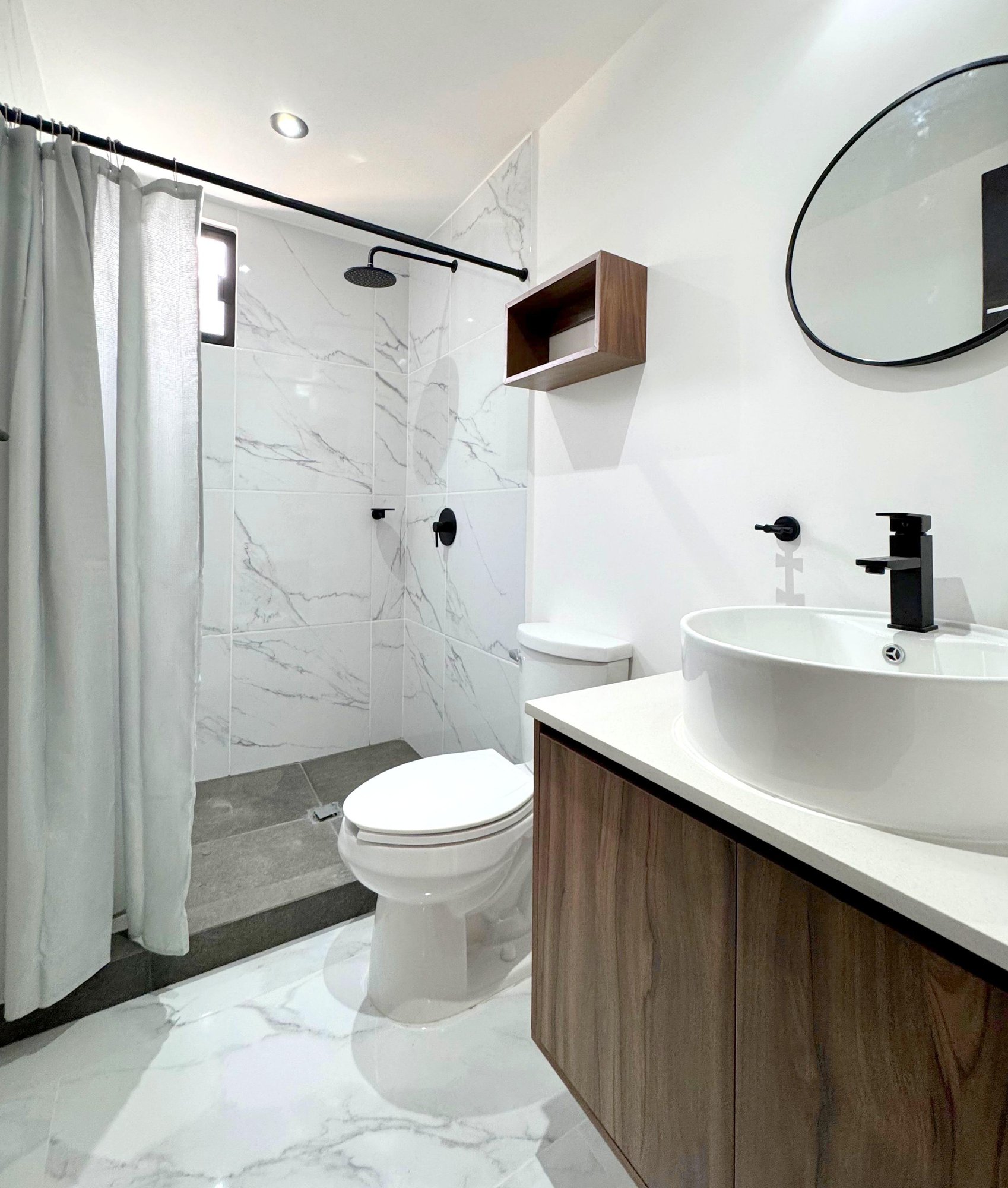Modern bathroom with elegant finishes, and stylish vanity in a furnished apartment for rent in Playa del Carmen – La Selva Residences