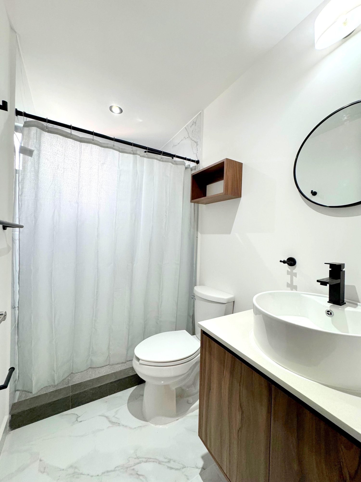 Modern bathroom with elegant finishes, and stylish vanity in a furnished apartment for rent in Playa del Carmen – La Selva Residences