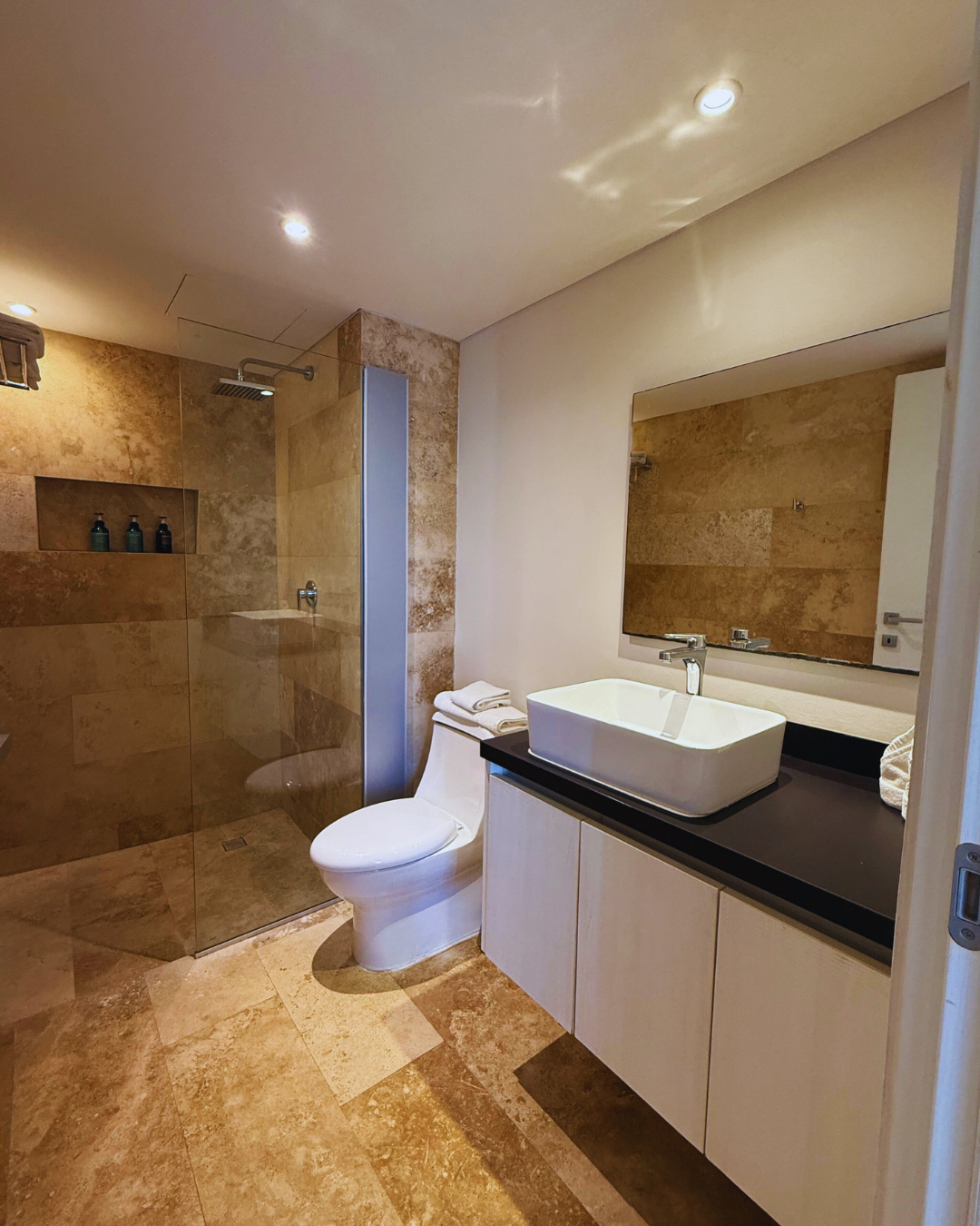 Modern bathroom with high-end finishes and a walk-in shower in a fully furnished long-term rental apartment in Playa del Carmen.